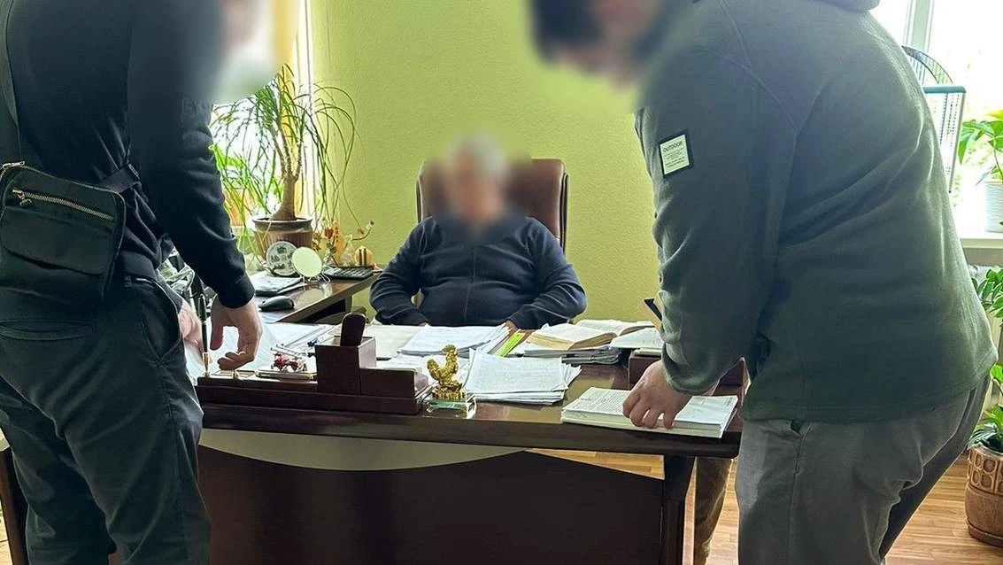 На Дніпропетровщині правоохоронці викрили на хабарі 2500 дол голову райсуду та посередника