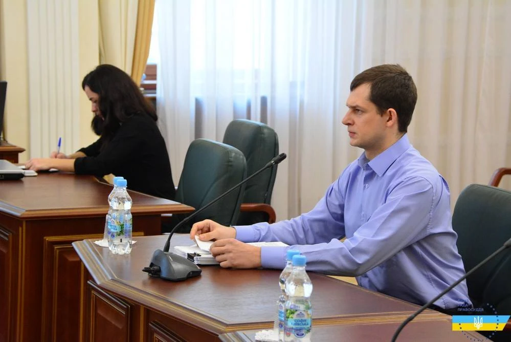Суд відновив слухання стосовно судді Приморського райсуду Маріуполя Ігоря Сараєва в одержанні неправомірної вигоди