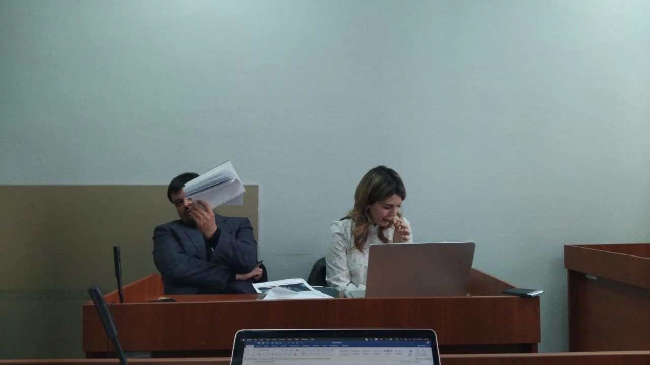 Пособник Князєва Горецький на очах у судді намагався забрати телефон у журналістки під час зйомки засідання (ВІДЕО)